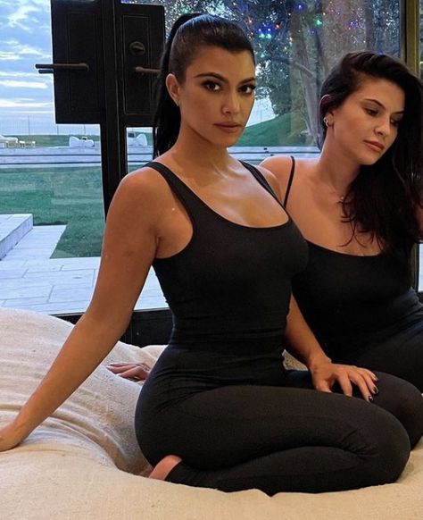 Kourtney Kardashian Selfie, Young Kourtney Kardashian, Kourtney Kardashian Aesthetic, Kortney Kardashian, Kardashian Aesthetic, Neutral Aesthetic Outfits, Kourtney Kardashian Style, Demi Rose Mawby, Kylie Jenner Look