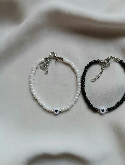 Couple Beaded Bracelets Aesthetic, Couple Handmade Bracelets, Matching Diy Bracelets, Matching Bracelets For Couples Diy Beads, Bff Christmas Gifts Ideas Diy, Matching Beads Bracelets, Diy Matching Bracelets, Matching Bracelets Ideas, Bff Christmas Gifts Ideas