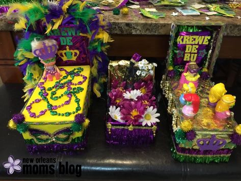 How To Make Shoe Box Floats {A Mardi Gras Tradition For NOLA Kids} Shoebox Mardi Gras Float, Mardi Gras Float Ideas, Mardi Gras Activities, Mardi Gras Float, Mardi Gras Centerpieces, Mardi Gras Crafts, Mardi Gra, Mardi Gras Food, Mardi Gras Outfits