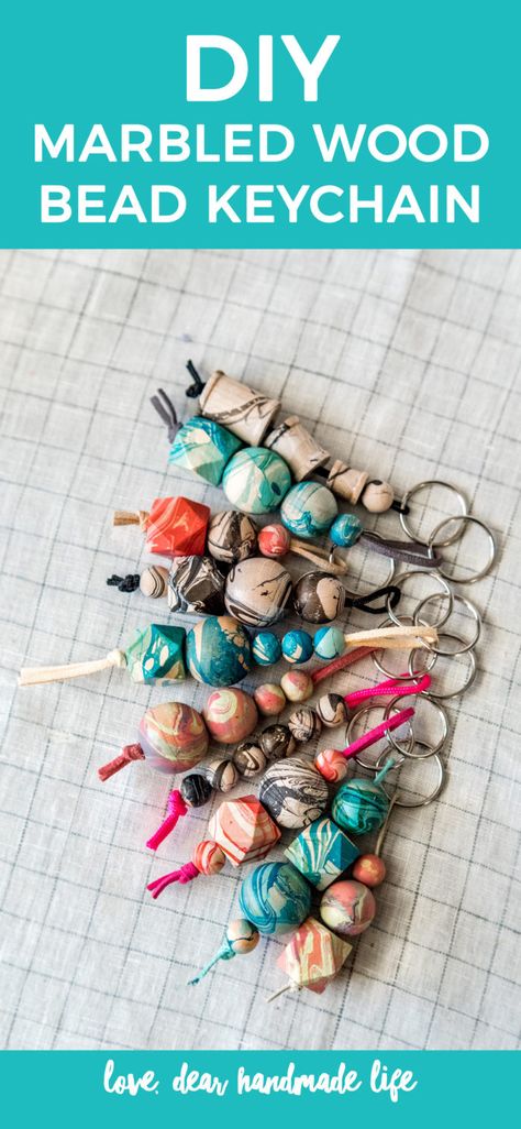 Diy Wood Bead Crafts, Crafts With Wood Beads, Keychain Crafts Diy, Diy Keychains To Sell, Wood Bead Crafts, Beaded Keychain Diy, Diy Beaded Keychain, Handbag Holders, Wooden Bead Keychain