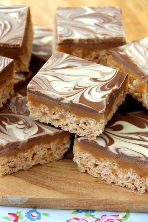 An Alternative on the Classic Millionaire’s Shortbread – Millionaire’s Crispy Squares! Marshmallow & Rice Krispie Base, with Caramel & Chocolate – Delicious No-Bake Treat! When I was trawling the internet (Pinterest) for inspiration the other day I saw SO many recipes for SO many delicious things and I want to make them all. However, I had a bake sale that I needed to bake for, so I went for an easier option that I know you guys would also like. I came across THIS delicious recipe for Million... Janes Patisserie, Krispie Treats Recipe, Tray Bake Recipes, Cereal Treats, Crispy Treats, Rice Krispie Treats, Rice Krispie, Yummy Yummy, No Bake Treats