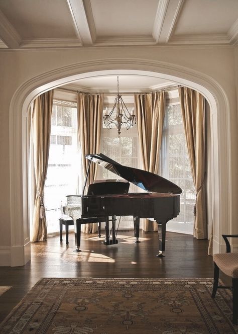 ♫♪ ♪♫♥.....La música es el corazón de la vida. Por ella habla el amor; sin ella no hay bien posible y con ella todo es hermoso. Franz Liszt Piano Alcove, Grand Piano Room, Curtain Interior, Atherton California, Piano Living Rooms, Piano Quotes, Home Music Rooms, Piano Decor, Music Rooms