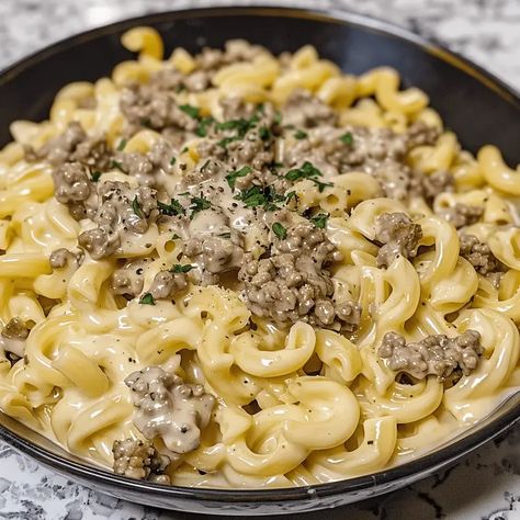 Ground Beef Alfredo Pasta Recipes, Hamburger Alfredo Recipes, Ground Beef Alfredo Pasta, Beef Alfredo Pasta, Ground Beef Alfredo, Beef Alfredo, Fettucini Alfredo Recipe, Creamy Ground Beef, Beef And Pasta