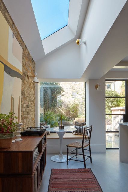 5 Ideas for Kitchen Extension Layouts in Victorian Homes | Houzz IE Extension Window Ideas, Glass Window Seat, Kitchen Extension Window Seat, Large Windows Kitchen, Picture Window Kitchen, Large Window Ideas, Kitchen Side Return Extension, Kitchen Window Seat, Terraced Garden