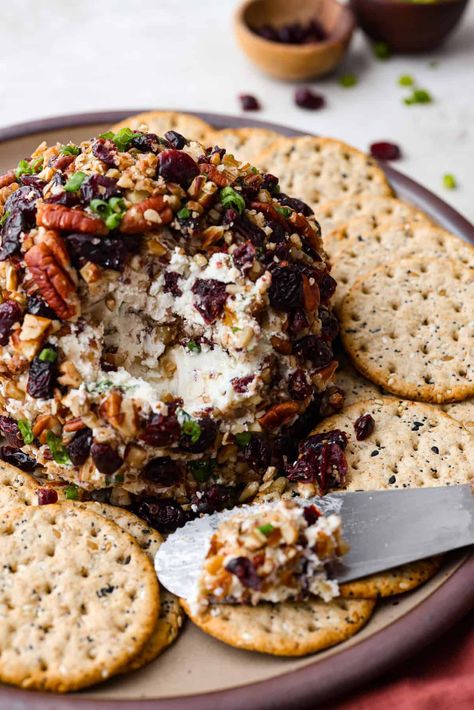 Cheese Ball Cranberry Pecan, Cranberry Pecan Cheese Ball Recipes, Cranberry Walnut Cheese Ball, Pomegranate Cheese Ball, Best Cheese Ball Recipes Easy, Festive Cheese Ball, Pecan Cranberry Cheese Ball, Cranberry Cheese Ball Recipes, Christmas Cheese Board Ideas