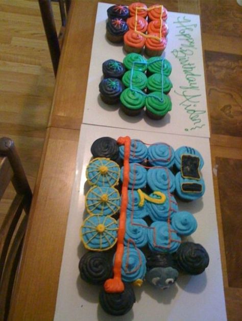 Thomas the Train Cupcake Cake....these are the BEST Pull-Apart Cake Ideas! Thomas Train Birthday, Train Cupcakes, Thomas Birthday Parties, Thomas Cakes, Thomas The Train Birthday Party, Train Birthday Cake, Pull Apart Cupcake Cake, Pull Apart Cake, Thomas Birthday