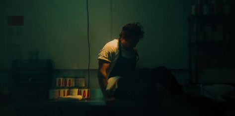 cinesthetic. on X: "the cinematography of the bear. https://t.co/1IHSlCFw5W" / X The Bear Show Aesthetic, Carmy Berzatto Aesthetic, The Bear Aesthetic, The Bear Stills, The Bear Series, The Bear Cinematography, The Bear Fx Show, Ur Annoying, The Bear Behind The Scenes