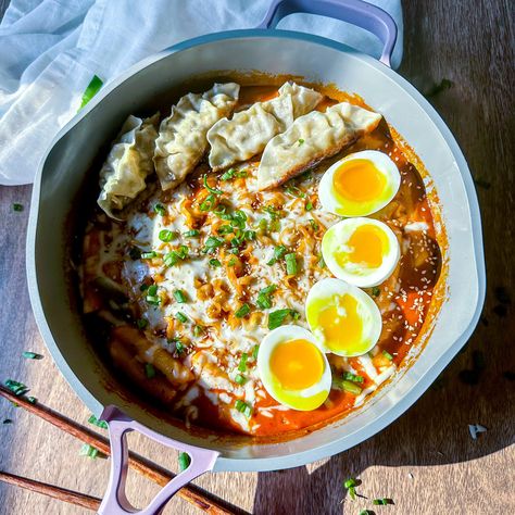 Spicy Cheesy Tteokbokki, Ramen And Tteokbokki, Tteokbokki With Ramen, Korean Tteokbokki Aesthetic, Aesthetic Tteokbokki, Spicy Korean Food, Tteokbokki Recipe, Easy Korean Recipes, Spicy Ramen