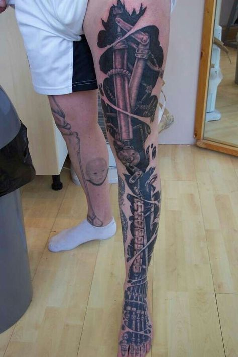 Bio mecanical Biomech Tattoo, Biomechanical Tattoo Design, Tattoo Perna, Best Leg Tattoos, Mechanic Tattoo, Full Leg Tattoos, Thigh Tattoo Designs, Full Sleeve Tattoo Design, Biomechanical Tattoo