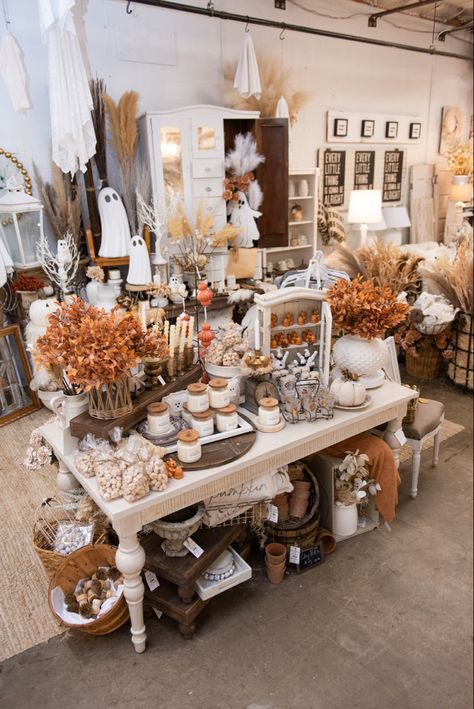 Retail Home Decor Display, Retail Store Table Display, Creative Displays Retail Ideas, Vintage Shop Interior Design, Home Decor Booth Display, Halloween Antique Booth Ideas, Halloween Retail Displays, Fall Boutique Display, Fall Displays Retail