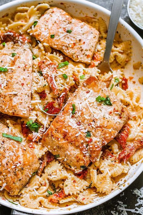 Creamy sun-dried tomato salmon pasta – A nourishing seafood dish ready in under 20 minutes and perfect for busy nights. Tomato Salmon Pasta, Medditeranean Diet, Pasta Salmon, Athlete Photography, Creamy Salmon Pasta, Salmon Pasta Recipes, Pasta Food Recipes, Garlic Butter Salmon, Recipe Salmon