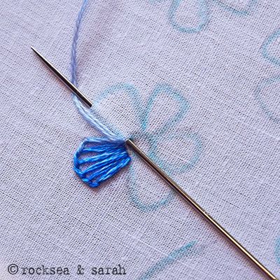 Blanket Stitch Flower Embroidery, Hand Stitched Flowers, Blanket Stitch Flower, Embroidery Stitches Tutorial Flowers, Small Flower Embroidery Patterns, Embrodery Stiching Flower, Embroidery Flowers Simple, Embroidered Flowers Tutorial, Small Embroidery Flowers