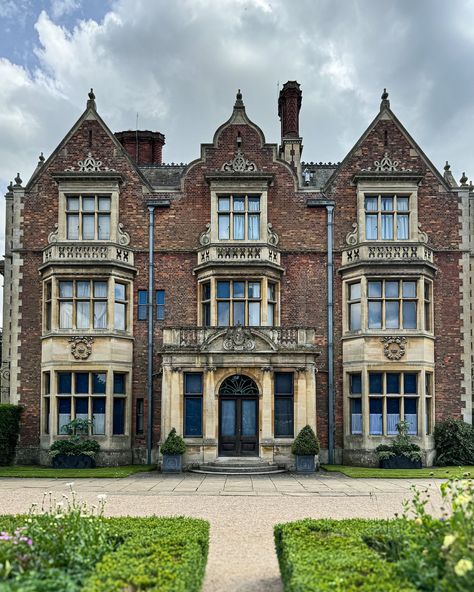 Sandringham House is a private residence of the British royal family, located in Norfolk, England. It has been the country retreat of four generations of British monarchs since 1862. The house is set within a 20,000-acre estate in the Norfolk Coast Area of Outstanding Natural Beauty. Its architecture is characterized by its Jacobean style, with features typical of the period, such as large windows and elaborate chimneys. - #historicpreservation #georgianarchitecture #georgianhouse #stately... Jacobean Manor House, British Architecture House, Jacobean Architecture, Regency Architecture, England Architecture, Sandringham House, Jacobean Style, British House, English Architecture