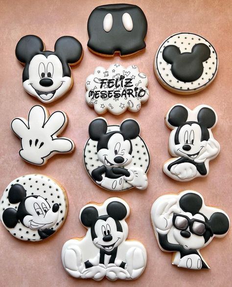 Mickey Mouse Black And White, Mickey Mouse Treats, Mickey Birthday Cakes, Mickey Mouse Birthday Theme, Mouse Cookies, Minnie Mouse Cookies, White Cookies, Mickey Mouse Cookies, Fiesta Mickey Mouse