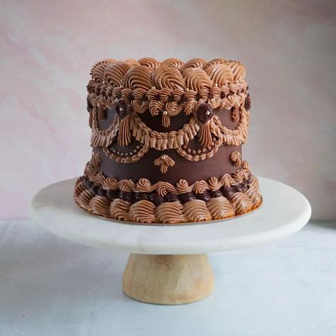 Victorian Piping Is The Next Big Cake Trend Victorian Cakes, Bolo Vintage, Chocolate Cake Designs, Vintage Birthday Cakes, Cake Piping, Buttercream Cake Decorating, Vanilla Flavor, Birthday Cake Chocolate, Big Cakes