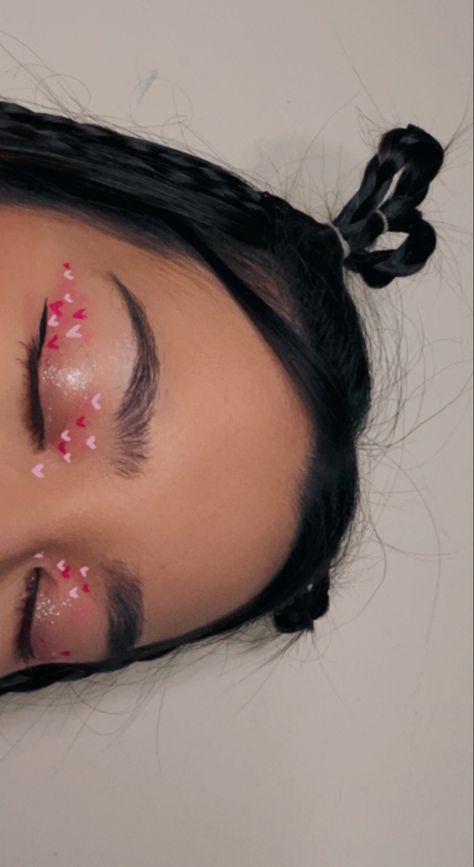 Pink Heart Makeup Aesthetic, Love Heart Makeup Looks, Pink Make Up Ideas Simple, Make Up Looks For Valentines Day, Pink Makeup Valentines Day, Cute Heart Makeup Looks, Easy Simple Pink Eyeshadow Looks, Cute Valentine’s Day Make Up Looks, Fun Valentines Makeup