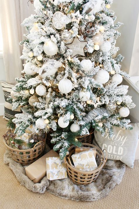 Farmhouse White Christmas Tree, Farmhouse Christmas Tree Decor Ideas, All White Christmas Decor, Farmhouse Christmas Dining Room, All White Christmas, White Christmas Tree Decorations, Burlap Christmas Tree, Christmas Tree Decorating Themes, Christmas Dining Room