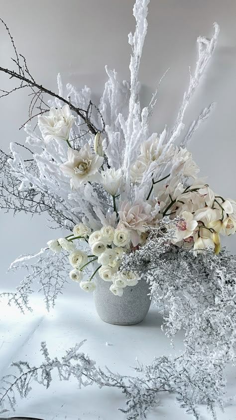 White winter bouquet Winter Wonderland Floral Centerpieces, Winter Wonderland Flowers, Christmas Flowers Aesthetic, White Winter Bouquet, Bouquet With Ranunculus, Lilies Bouquet, Wonderland Flowers, Xmas Flowers, Winter Floral Arrangements