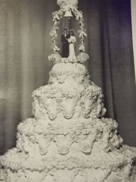 1949 Wedding Cake 1960 Wedding, Shirley Wilson, Lambeth Cakes, Old School Wedding, Lambeth Cake, British Cake, Old Fashioned Wedding, Cake Techniques, Italian Wedding Cakes