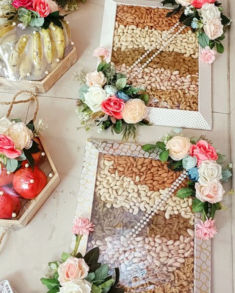 Dry Fruits Tray Decoration, Dry Fruits Plate Decoration Ideas, Dry Fruits Packing Ideas Gift, Shirni Tray, Engagement Packing, Engagement Plate, Packaging Hampers, Chocolate Tray, Wedding Packing