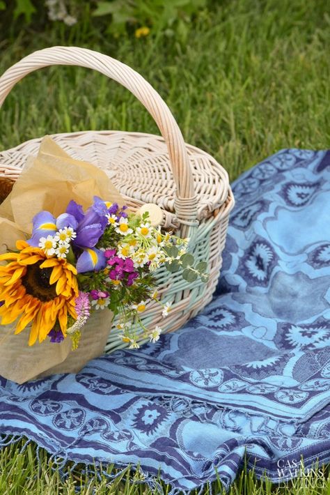 Painted Picnic Basket Makeover - Casa Watkins Living Picnic Basket Aesthetic Flowers, Picnic Basket Floral Arrangements, Picnic Basket Flowers, Picnic Basket With Flowers, Picnic Basket Makeover, Painted Picnic Basket, Basket Photoshoot, Cottagecore Basket, Flower Picnic