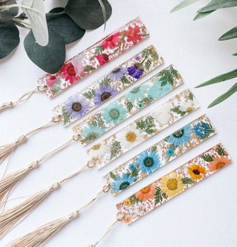 Nature Bookmarks, Floral Resin, Personalized Bookmarks, Flower Bookmark, Silver Keychain, Bookmark Gifts, Resin Tutorial, How To Make Bookmarks, Diy Resin Crafts