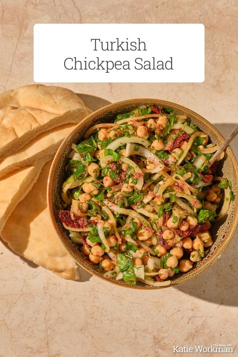 This simple, protein-packed vegan Turkish chickpea salad has so much flavor, color and texture - a great make ahead choice! Perfect with all kinds of Middle Eastern and Mediterranean meals. Turkish Chickpea Salad, Salad Beans, Middle Eastern Salad, Vegan Bean Salad, Middle Eastern Salads, Tasty Salads, Vegan Chickpea Curry, Clean Eating Salads, Mediterranean Meals