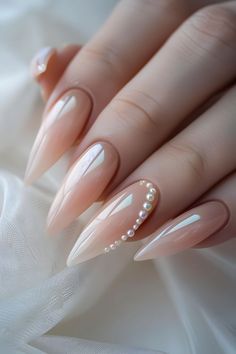 nail art Pearls On Nails Art Designs, Pearl Nails Wedding, Wedding Nails Pearl Brides, French Manicure With Pearls, Simple Pearl Nails, Bridal Nails With Pearls, Engagement Nails Ideas Simple, Bridal Nails Simple, Wedding Nails Pearl