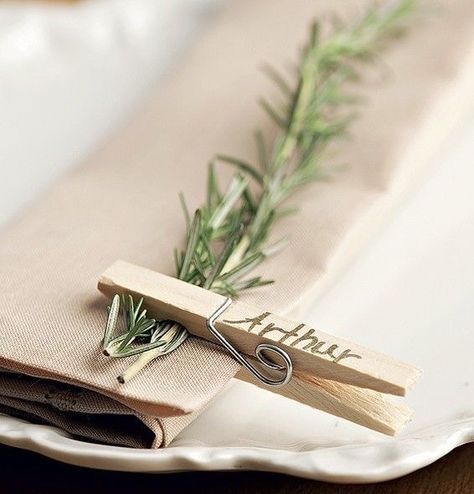 Rosemary place setting, so simply to do but beautifully chic ! Creative Place Cards Wedding, Rustic Wedding Decorations, Deco Champetre, Wedding Places, Wedding Place Cards, Romantic Weddings, Trendy Wedding, Simple Weddings, Place Cards