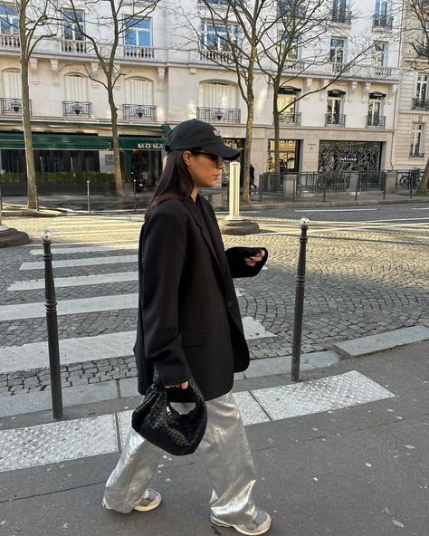 Bottega Veneta Bag Street Style, Bottega Jodie Outfit, Bottega Bag Outfit, Bottega Veneta Outfit, Balenciaga Blazer, Bottega Jodie, Bag Street Style, Bottega Bag, Silver Outfits