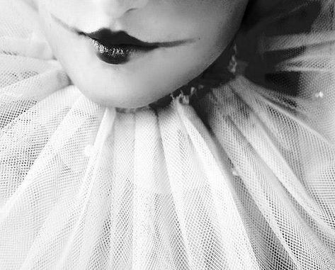 Pierrot Clown Aesthetic, Black And White Clown Aesthetic, Vintage Clown Aesthetic, Evil Pirate, Victorian Clown, Clown Goth, Goth Clown, Pierrot Costume, Mime Costume