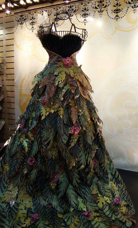 This beautiful woodland gown, is made entirely of paper. I think that I will have it done in dyed cloth, canvas or possibly tussah for the chariot ride for district seven, what do you think? Mannequin Christmas Tree, Christmas Tree Dress, Tree Dress, Paper Fashion, Fairy Dresses, Fairy Clothes, Paper Dress, Woodland Fairy, Fairy Fashion