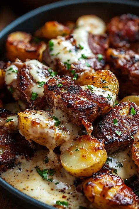 mississippi mud potatoes Bbq Potato Ideas, Potluck Dishes Potato, Potato Veggie Recipes, Christmas Baked Potatoes, Cheddar Bacon Potatoes, Recipes For Family Gatherings, Crazy Potatoes Recipe, Potato Spuds Recipes, Baked Cheesy Potatoes Easy