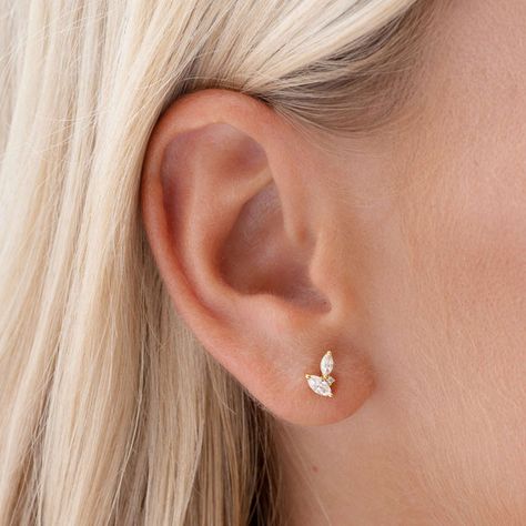 Three Diamond Earrings, Three Stone Earrings, Simple Jewelry Earrings, Small Earrings Gold, Gold Earrings Models, Mini Earrings, Minimal Earrings, Climber Earrings, Gold Stud Earrings