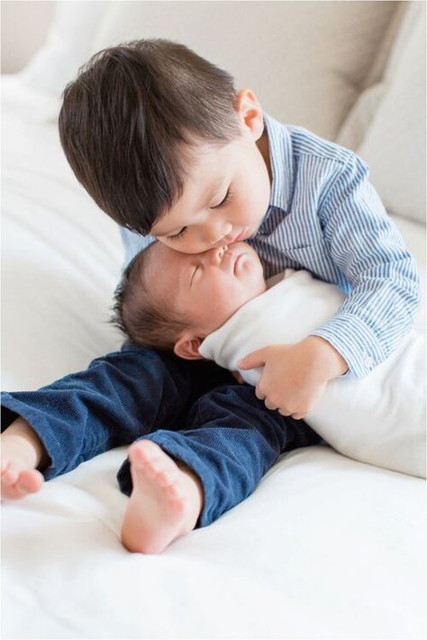 Newborn Photoshoot With Brother, Newborn And Brother Photography, Baby Boy Newborn Pictures With Sibling, Newborn Brother And Big Brother, New Sibling Pictures, Newborn Big Brother Pictures, Newborn And Brother Pictures, Brothers Newborn Pictures, Newborn With Siblings Photography Big Brothers