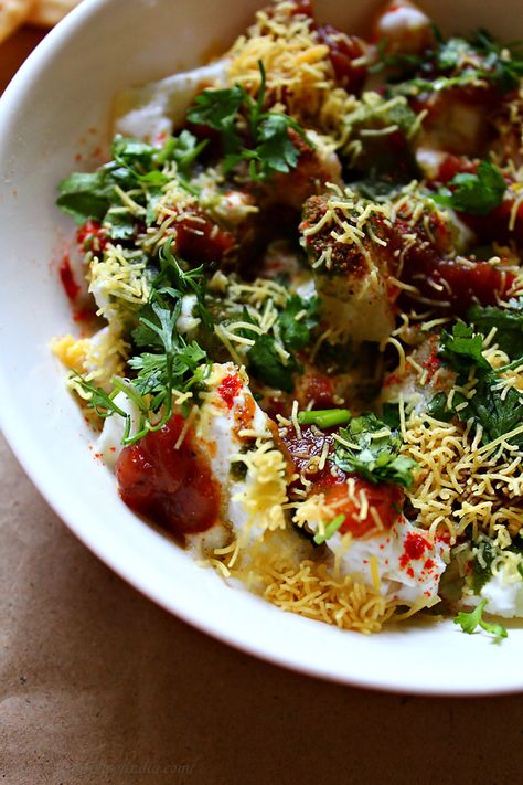 Papdi Chaat. Recipe for Indian street dish. Chickpeas, potatoes, yogurt, tamarind chutney. What's not to love? Papri Chaat Recipe, Papdi Chaat Recipe, Chats Recipe, Puri Recipes, Aloo Gobi, Vindaloo, Chaat Recipe, Green Chutney, Desi Food