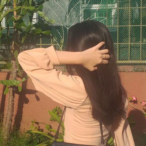 Camera Shy Poses Aesthetic, Shy Girl Posing, Shy Girl Aesthetic, Girl Rpw, How To Look Attractive, Aesthetic Foods, Blur Photography, Shy Girl, Army Girlfriend Pictures