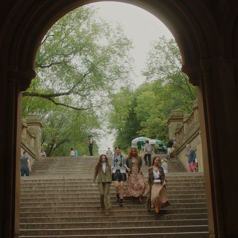 Hailey Benton Gates, Sade Lythcott, Cassi Namoda, and Miyako Bellizzi's Words And Style Evoke A Perfect Autumn Day In The Big Apple Cassi Namoda, Yin Yang Balance, Ralph Lauren Looks, Four Friends, Linen Suit, New York Style, The Big Apple, Capped Sleeve Dress, Big Apple