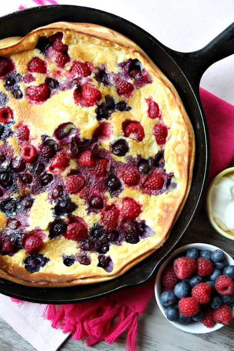 Double Berry Puff Pancake #recipe Puff Pancake Recipe, Puff Pancake, Berry Pancakes, What's For Breakfast, God Mat, Breakfast Pancakes, Cast Iron Skillet, Iron Skillet, Breakfast Treats