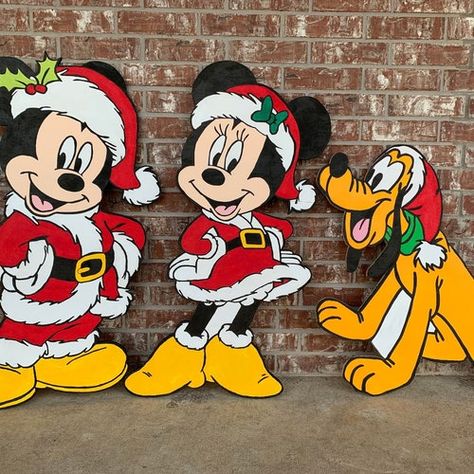 Christmas Garden Decor, Mickey Mouse Decor, Mickey And Minnie Christmas, Diy Christmas Yard Decorations, Halloween Yard Art, Mickey Mouse Decorations, Christmas Candles Diy, Wood Yard Art, Christmas Garden Decorations