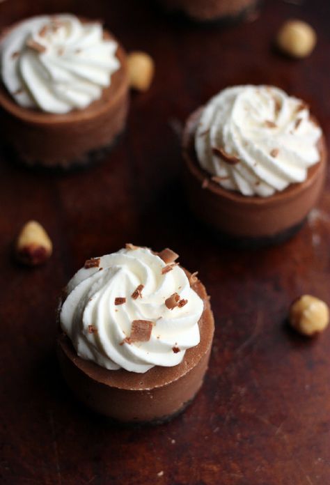 Mini Nutella Cheesecakes - Confessions of a Confectionista Cheese Deserts, Simple Chocolate Chip Cookies, Nutella Dessert Recipes, Mini Cheesecake Pan, Cheese Desserts, Mini Nutella, Mini Cheesecake Recipes, Cheesecake Mini, Nutella Desserts