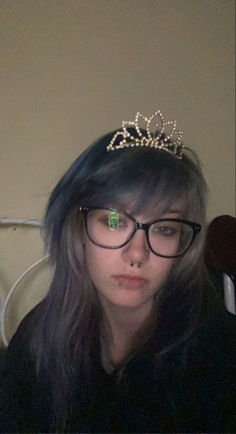 Selfie with scene hairstyle + tiara Scene Tiara, Emo Glasses, Kids Tiara, Aesthetic Selfie, Emo Aesthetic, Kids Glasses, Scene Girls, Scene Kids, Scene Emo