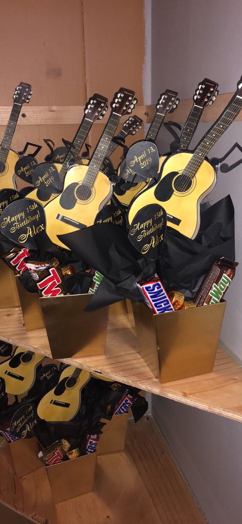 Musician Party Theme, Guitar Party Decorations Ideas, Guitar Graduation Party Ideas, Guitar Party Ideas, Guitar Centerpiece Ideas, Guitar Party Decorations, Guitar Themed Birthday Party, Guitar Birthday Party, Music Centerpieces