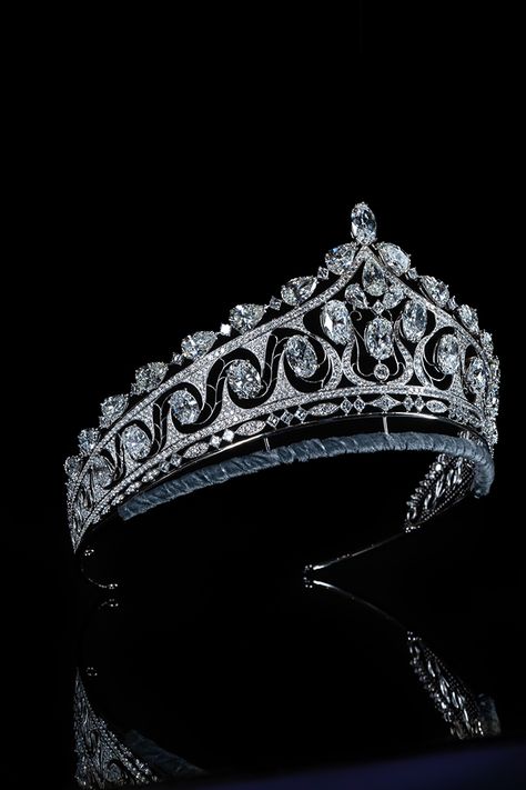 The inside story of the Flower Diamond tiara worn at the Brunei royal wedding Brunei Royal Wedding, Tiara Aesthetic, Aesthetic Crown, Tiara Diamond, Queen Crowns, Crown Diamond, Royal Crown Jewels, Crown Aesthetic, Royal Crowns