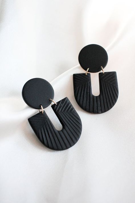 Cercei Din Lut Polimeric, Black Arch, Polymer Clay Flower Jewelry, Arch Earrings, Diy Earrings Polymer Clay, Polymer Clay Jewelry Tutorials, Handmade Clay Jewelry, Polymer Earrings, Polymer Clay Diy