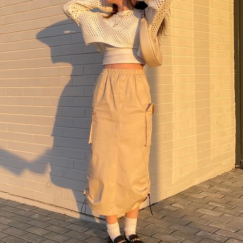 Styling Long Cargo Skirt, Kakis Skirt Outfit, Long Cargo Skirt Outfit Hijab, Cargo Skirt Outfit Modest, Cute Cargo Skirt Outfit, Long Beige Cargo Skirt Outfit, How To Style Cargo Skirt Long, Styling A Cargo Skirt, How To Style A Skirt Long