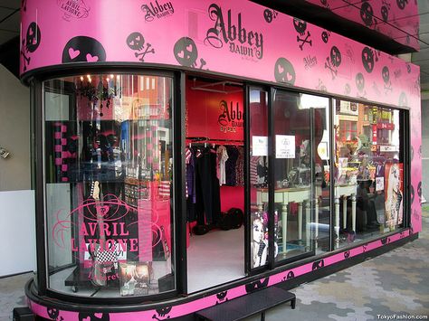 Avril Lavigne Shop in Harajuku Goth Japanese, Trashy Y2k Aesthetic, Houses Minecraft, Popup Shop, Mcbling Fashion, Abbey Dawn, Harajuku Tokyo, 2000s Emo, Scene Queens