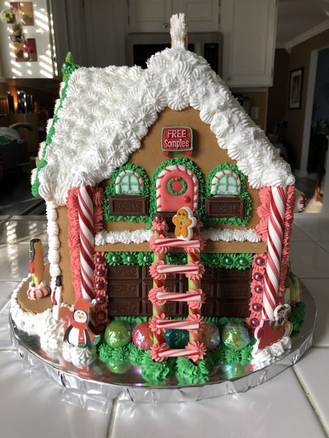 Elf Themed Gingerbread House, North Pole Gingerbread House, Themed Gingerbread House, Xmas Activities, Homemade Gingerbread House, Xmas Gingerbread, Gingerbread House Ideas, Gingerbread House Candy, Gingerbread Ideas