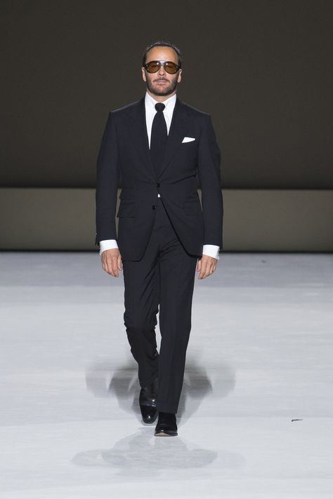 Tom Ford Spring 2019 Ready-to-Wear Collection - Vogue Tom Ford Mens Suits, Mens Winter Suits, Best Clothing Brands, Nyfw Runway, Winter Suits, Mens Clothing Brands, Tom Ford Suit, Gents Fashion, Tom Ford Men