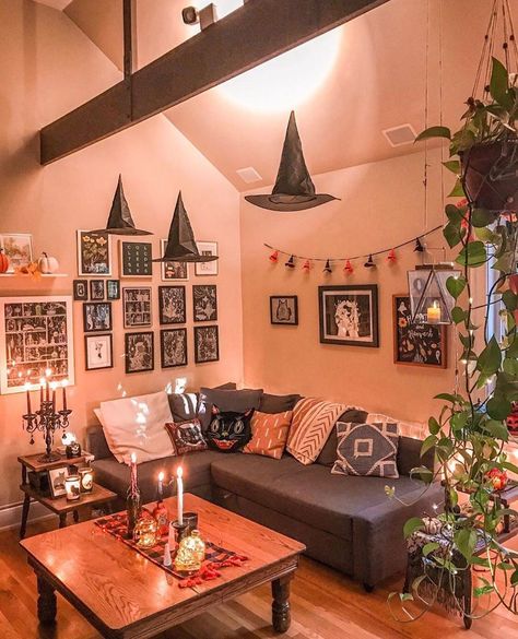 Halloween on Instagram: “// 49 days left! 🎃 // Photo by: @landscapedinterior Happy Saturday! What is everyone’s favorite Halloween costume from your childhood?” Apartment Vintage, Apartment Party, Halloween Decorations Apartment, Halloween Decor Diy, Halloween Pins, Vintage Halloween Decorations, Halloween Decorations Indoor, Halloween Home Decor, Outdoor Halloween